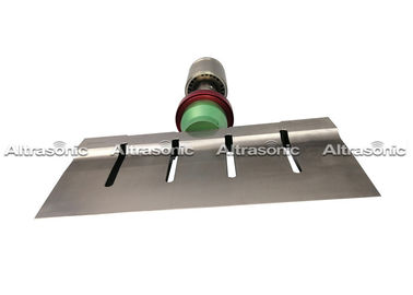 O equipamento de corte ultrassônico com indústria alimentar aprovou a altura ajustável da lâmina do titânio de 305mm para vários produtos